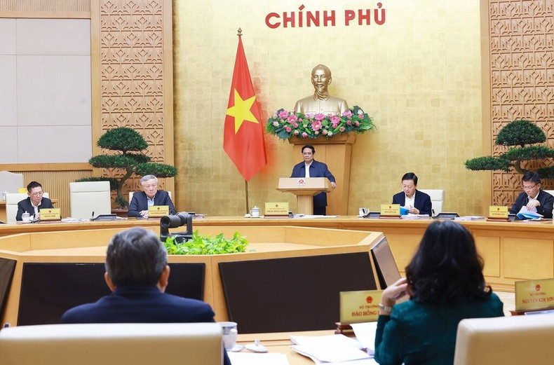 Lors de la réunion périodique du gouvernement vietnamien en novembre dernier, le Premier ministre Pham Minh Chinh a souligné la nécessité d’atteindre les 15 objectifs socioéconomiques fixés pour 2024, ce qui jettera les bases importantes pour le pays d’atteindre un taux de croissance d’environ 8 % en 2025 et de réaliser une croissance à deux chiffres sur la période 2026 – 2030. Photo : VNA. Lors de la réunion périodique du gouvernement vietnamien en novembre dernier, le Premier ministre Pham Minh Chinh a souligné la nécessité d’atteindre les 15 objectifs socioéconomiques fixés pour 2024, ce qui jettera les bases importantes pour le pays d’atteindre un taux de croissance d’environ 8 % en 2025 et de réaliser une croissance à deux chiffres sur la période 2026 – 2030. Photo : VNA.