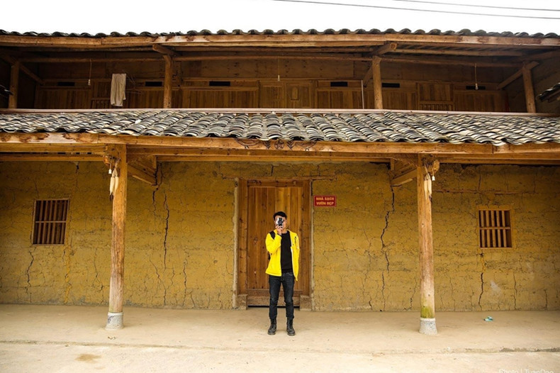 Tuân Dao, un photographe basé à Hanoï, s'est rendu à Lô Lô Chai à trois reprises, sa première visite remontant à dix ans. À son retour à la mi-octobre de cette année, il était stupéfait. "Lô Lô Chai a subi une grande transformation. Les habitants m'ont accueilli avec fierté et enthousiasme. C'est maintenant un endroit complètement différent", a déclaré Tuân Dao.