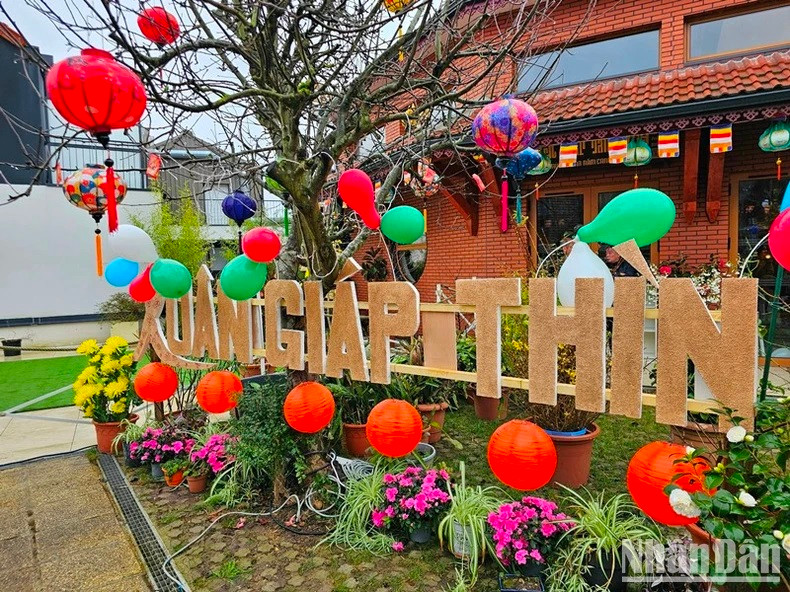 Décoration à l'extérieur de la pagode Khuông Viêt, dans la ville d’Orsay, en banlieue de Paris, à l'occasion du Têt 2024. Photo : NDEL. Décoration à l'extérieur de la pagode Khuông Viêt, dans la ville d’Orsay, en banlieue de Paris, à l'occasion du Têt 2024. Photo : NDEL.