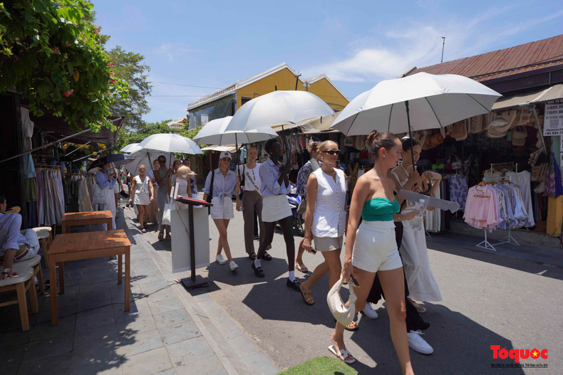 Durant leur visite à Hôi An, les miss australiennes ont séjourné au complexe de villégiature et de divertissement Hoiana Resort & Golf. Elles ont profité des services haut de gamme du complexe et des classes de cuisine traditionnelle vietnamienne, en plus de participer aux épreuves secondaires du concours de Miss Univers Australia 2024. Photo: toquoc.vn. Durant leur visite à Hôi An, les miss australiennes ont séjourné au complexe de villégiature et de divertissement Hoiana Resort & Golf. Elles ont profité des services haut de gamme du complexe et des classes de cuisine traditionnelle vietnamienne, en plus de participer aux épreuves secondaires du concours de Miss Univers Australia 2024. Photo: toquoc.vn.