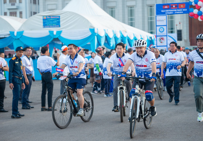 Avant la course a eu lieu un défilé de cyclistes avec la participation du Président de l'Assemblée nationale laotienne Saysomphone Phomvihane, du chef de la commission des Affaires étrangères de l'Assemblée nationale vietnamienne Vu Hai Hà et des responsables de certaines commissions parlementaires du Cambodge. Avant la course a eu lieu un défilé de cyclistes avec la participation du Président de l'Assemblée nationale laotienne Saysomphone Phomvihane, du chef de la commission des Affaires étrangères de l'Assemblée nationale vietnamienne Vu Hai Hà et des responsables de certaines commissions parlementaires du Cambodge.