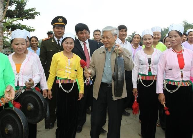 Le Secrétaire général du PCV Nguyên Phu Trong avec des Muong de la commune de Bac Son, district de Kim Boi, province de Hoa Binh (13 novembre 2011). Photo : VNA. Le Secrétaire général du PCV Nguyên Phu Trong avec des Muong de la commune de Bac Son, district de Kim Boi, province de Hoa Binh (13 novembre 2011). Photo : VNA.