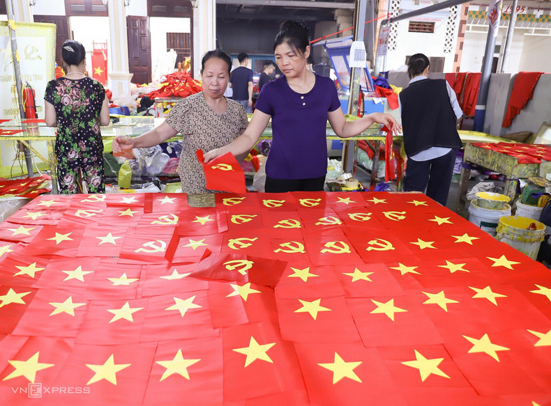 Lors des occasions spéciales, des artisans locaux s'affairent à confectionner des drapeaux nationaux. Photo : vnexpress Lors des occasions spéciales, des artisans locaux s'affairent à confectionner des drapeaux nationaux. Photo : vnexpress