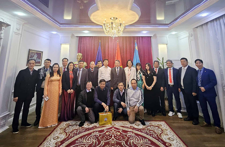 La délégation de la province de Khanh Hoa rend visite à l’ambassade du Vietnam et à la communauté des Vietnamiens résidant au Kazakhstan. Photo: baoquocte.vn. La délégation de la province de Khanh Hoa rend visite à l’ambassade du Vietnam et à la communauté des Vietnamiens résidant au Kazakhstan. Photo: baoquocte.vn.