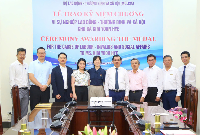 L'attaché au travail et à l'emploi de l'ambassade de la République de Corée au Vietnam, Kim Yoon Hye, a affirmé que malgré la fin de son mandat au Vietnam, elle continuerait à contribuer à la promotion des relations d’amitié et de coopération entre les deux pays et les deux peuples. Photo : molisa.gov.vn.