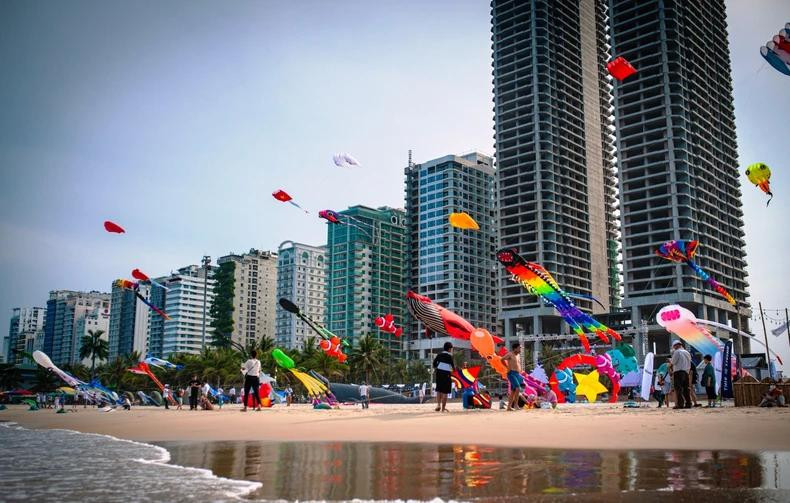 Comme Da Nang ne dispose pas de modèle de référence ou d’exemple dans ce domaine, elle souhaite recevoir des conseils de la part d’institutions financières et d’experts étrangers et étudier les expériences d’autres pays, notamment dans la promotion des secteurs phares et l’élaboration des politiques et stratégies appropriées en vue du développement du centre financier. Photo: NDEL. Comme Da Nang ne dispose pas de modèle de référence ou d’exemple dans ce domaine, elle souhaite recevoir des conseils de la part d’institutions financières et d’experts étrangers et étudier les expériences d’autres pays, notamment dans la promotion des secteurs phares et l’élaboration des politiques et stratégies appropriées en vue du développement du centre financier. Photo: NDEL.