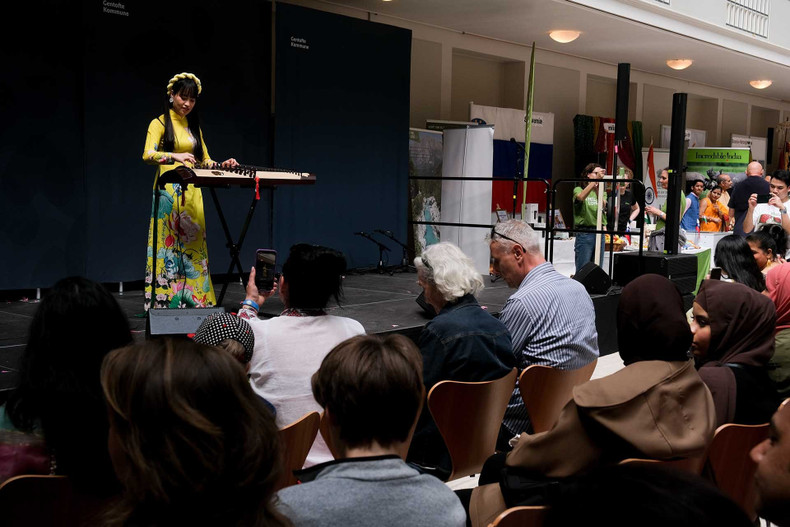 Les amis étrangers ont l’occasion de profiter de spectacles artistiques imprégnés de l’identité culturelle du Vietnam. Photo: baoquocte.vn.