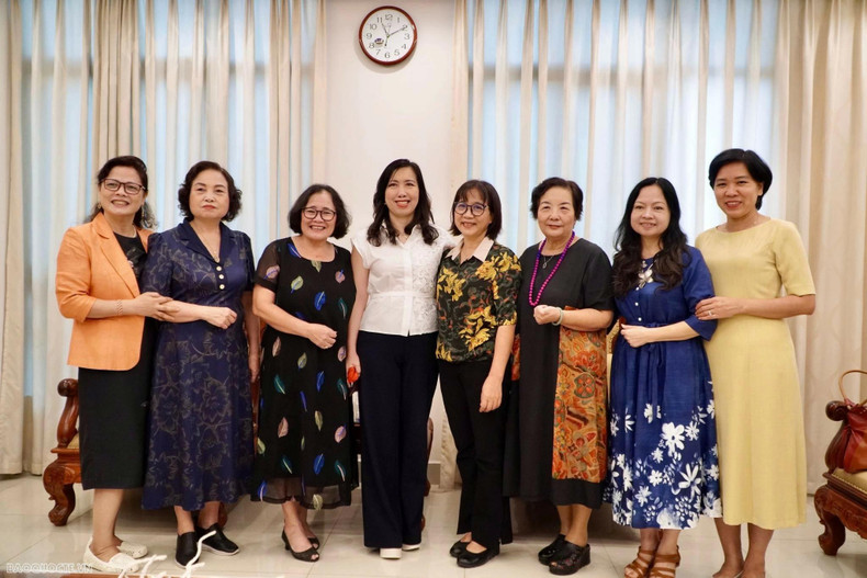 Dans les temps à venir, l’Association des femmes intellectuelles du Vietnam s’efforcera de promouvoir l'autonomie et la créativité des femmes intellectuelles vietnamiennes dans les domaines de l’éducation, de la formation, des sciences et des technologies. Photo: baoquocte.vn Dans les temps à venir, l’Association des femmes intellectuelles du Vietnam s’efforcera de promouvoir l'autonomie et la créativité des femmes intellectuelles vietnamiennes dans les domaines de l’éducation, de la formation, des sciences et des technologies. Photo: baoquocte.vn