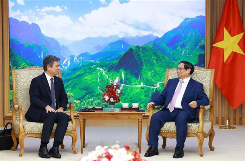 Le Premier ministre vietnamien Pham Minh Chinh (à droite) reçoit le président de la Fédération internationale des associations de transitaires et assimilés (FIATA), Turgut Erkeskin, le 9 juillet à Hanoï. Photo : VNA.