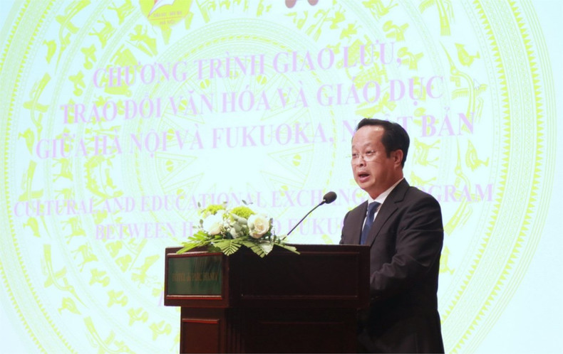 Le directeur du Service municipal de l'éducation et de la formation de Hanoï, Tran The Cuong, s’est déclaré convaincu que la 7e édition du programme d'échange entre Hanoï et Fukuoka dans l’éducation et la culture serait un succès, permettant aux jeunes vietnamiens et japonais de renforcer leur amitié, leur compréhension mutuelle et leur partage d’expériences dans les études. Photo: hanoi.edu.vn Le directeur du Service municipal de l'éducation et de la formation de Hanoï, Tran The Cuong, s’est déclaré convaincu que la 7e édition du programme d'échange entre Hanoï et Fukuoka dans l’éducation et la culture serait un succès, permettant aux jeunes vietnamiens et japonais de renforcer leur amitié, leur compréhension mutuelle et leur partage d’expériences dans les études. Photo: hanoi.edu.vn