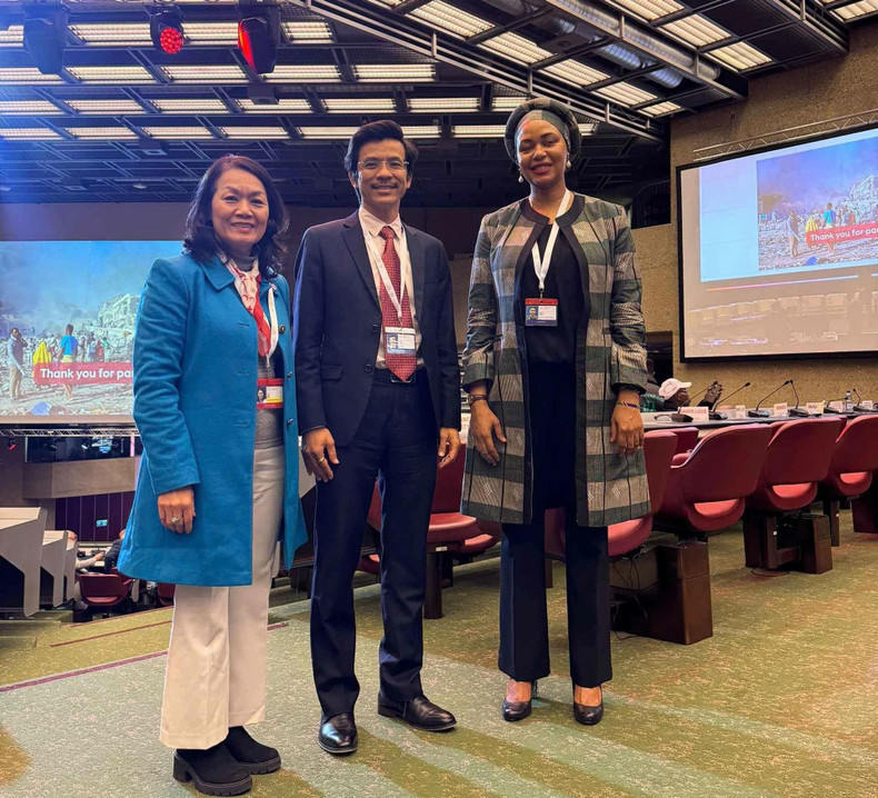 Rencontre entre les représentants de la délégation vietnamienne et le chef adjoint de la Mission permanente de la Tanzanie à Genève, en Suisse, en marge de la 34e Conférence internationale de la Croix-Rouge et du Croissant-Rouge. Photo : baoquocte.vn Rencontre entre les représentants de la délégation vietnamienne et le chef adjoint de la Mission permanente de la Tanzanie à Genève, en Suisse, en marge de la 34e Conférence internationale de la Croix-Rouge et du Croissant-Rouge. Photo : baoquocte.vn