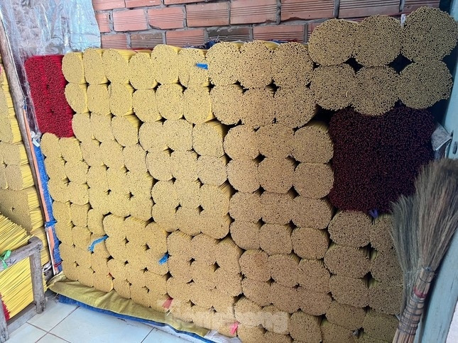 L'artisanat s'est modernisé ces dernières années, avec des machines remplaçant les humains dans certaines étapes, comme le mélange et le séchage des matériaux. L'artisanat s'est modernisé ces dernières années, avec des machines remplaçant les humains dans certaines étapes, comme le mélange et le séchage des matériaux.