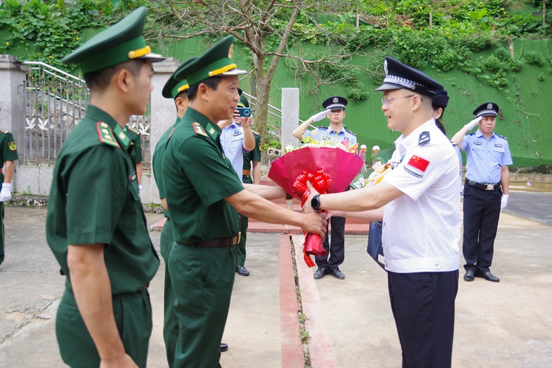 Dans les temps à venir, les forces de gardes-frontières du Vietnam et de la Chine ont convenu de travailler en étroite collaboration afin de construire une frontière commune de paix, d’amitié, de coopération et de développement. Photo: VOV. Dans les temps à venir, les forces de gardes-frontières du Vietnam et de la Chine ont convenu de travailler en étroite collaboration afin de construire une frontière commune de paix, d’amitié, de coopération et de développement. Photo: VOV.