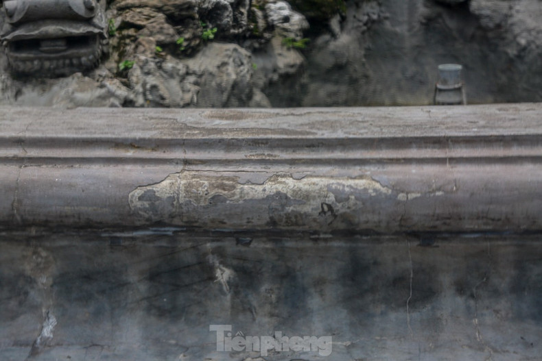 Des fissures apparaissent de plus en plus nombreuses sur les façades de la fontaine. Photo : tienphong.vn. Des fissures apparaissent de plus en plus nombreuses sur les façades de la fontaine. Photo : tienphong.vn.