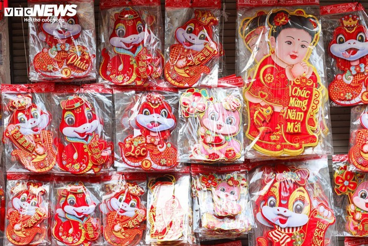 Cette année, à l'occasion de l'Année du Serpent, les autocollants et figurines représentant le serpent sont devenus des incontournables.