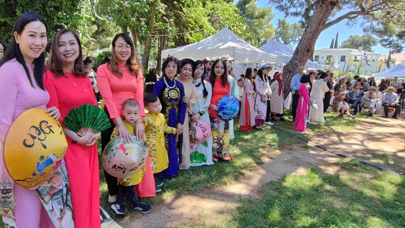 La foire offre au public grec l'occasion d'explorer les traditions culinaires et les produits culturels uniques des pays aséaniens. Photo : Ambassade du Vietnam en Grèce. La foire offre au public grec l'occasion d'explorer les traditions culinaires et les produits culturels uniques des pays aséaniens. Photo : Ambassade du Vietnam en Grèce.