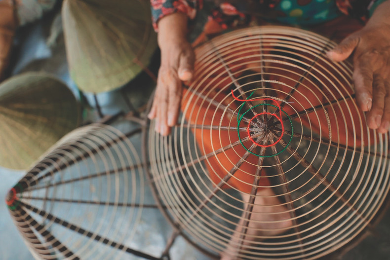 Matières premières nécessaires à la fabrication de chapeau conique en feuilles de lotus. Matières premières nécessaires à la fabrication de chapeau conique en feuilles de lotus.