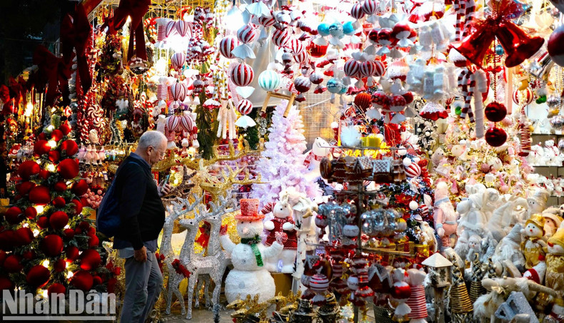Le sapin de Noël est toujours l’un des articles les plus convoités, avec différents styles : couverts de neige, ornés de guirlandes lumineuses ou aux feuilles colorées. Outre les sapins synthétiques, des sapins frais importés sont également disponibles, avec des prix allant de quelques centaines de milliers à deux millions de dôngs selon leur taille. Photo : Trung Hieu/NDEL. Le sapin de Noël est toujours l’un des articles les plus convoités, avec différents styles : couverts de neige, ornés de guirlandes lumineuses ou aux feuilles colorées. Outre les sapins synthétiques, des sapins frais importés sont également disponibles, avec des prix allant de quelques centaines de milliers à deux millions de dôngs selon leur taille. Photo : Trung Hieu/NDEL.