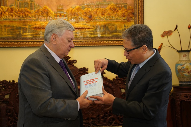L'ambassadeur vietnamien en Russie, Dang Minh Khôi (à droite), remet au recteur du MGIMO, A.V. Torkunov, le livre intitulé « Construire et développer la politique extérieure et la diplomatie vietnamiennes de manière globale, moderne et imprégnée des caractéristiques du bambou vietnamien », lequel est rédigé par le Secrétaire général du Parti communiste du Vietnam, Nguyên Phu Trong. Photo: Ambassade du Vietnam en Russie.