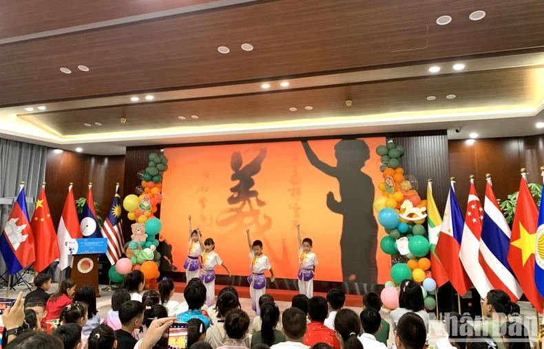 Dans le cadre du programme, les enfants ont pu profiter de spectacles d’art traditionnel tels que l’opéra de Pékin, les arts martiaux, le théâtre d’ombres chinoises ou encore la récitation de poésie. Photo: Huu Hung/NDEL. Dans le cadre du programme, les enfants ont pu profiter de spectacles d’art traditionnel tels que l’opéra de Pékin, les arts martiaux, le théâtre d’ombres chinoises ou encore la récitation de poésie. Photo: Huu Hung/NDEL.