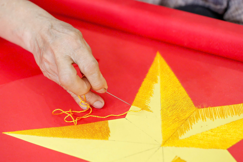 Comme beaucoup d’autres métiers artisanaux, le village du drapeau de Tu Vân fait face à de nombreuses difficultés pour répondre aux exigences de plus en plus élevées du marché intérieur à l’heure actuelle. Photo : congluan
