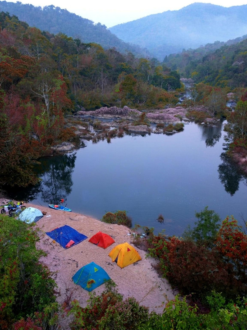 Le lac entouré de falaises et de terrains sont propices au camping, au kayak et à la baignade... Photo: Dinh Cong Luong. Le lac entouré de falaises et de terrains sont propices au camping, au kayak et à la baignade... Photo: Dinh Cong Luong.