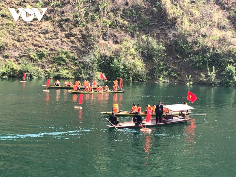 Une course de bateaux dans le cadre de la fête. Photo: VOV. Une course de bateaux dans le cadre de la fête. Photo: VOV.