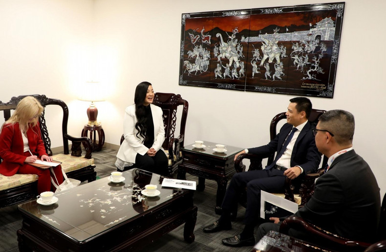 L'ambassadeur Dang Hoang Giang a demandé à Amanda Nguyen de rester proche de son pays natal et de poursuivre ses contributions au développement du Vietnam et de servir de passerelle pour promouvoir les relations d’amitié et de coopération stratégique intégrale entre le Vietnam et les États-Unis. Photo: VOV. L'ambassadeur Dang Hoang Giang a demandé à Amanda Nguyen de rester proche de son pays natal et de poursuivre ses contributions au développement du Vietnam et de servir de passerelle pour promouvoir les relations d’amitié et de coopération stratégique intégrale entre le Vietnam et les États-Unis. Photo: VOV.
