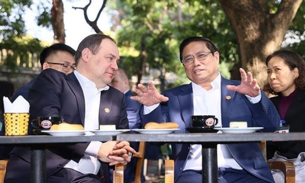 Le PM vietnamien, Pham Minh Chinh (à droite) et son homologue biélorusse, Roman Golovchenko, dégustent le café vietnamien. Photo : VNA. Le PM vietnamien, Pham Minh Chinh (à droite) et son homologue biélorusse, Roman Golovchenko, dégustent le café vietnamien. Photo : VNA.