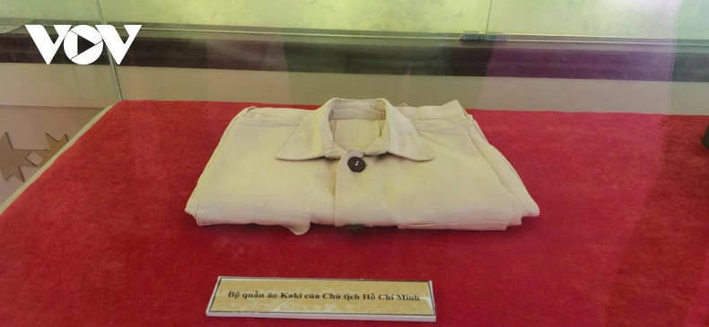 Le site conserve près de 1 000 photos et documentaires et une dizaine d’objets d’une valeur historique inestimable, qui sont tous liés étroitement à la vie et à la carrière révolutionnaire du Président Hô Chi Minh. Sur la photo : l'ensemble de vêtements kaki préparé par la famille de l'avocat Francis Henry Loseby. Le site conserve près de 1 000 photos et documentaires et une dizaine d’objets d’une valeur historique inestimable, qui sont tous liés étroitement à la vie et à la carrière révolutionnaire du Président Hô Chi Minh. Sur la photo : l'ensemble de vêtements kaki préparé par la famille de l'avocat Francis Henry Loseby.