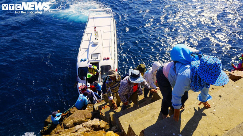 De nombreux récifs et falaises abruptes entourent Hon Ong Can. Le débarquement en canot n'est possible que lorsque la mer est calme. De nombreux récifs et falaises abruptes entourent Hon Ong Can. Le débarquement en canot n'est possible que lorsque la mer est calme.
