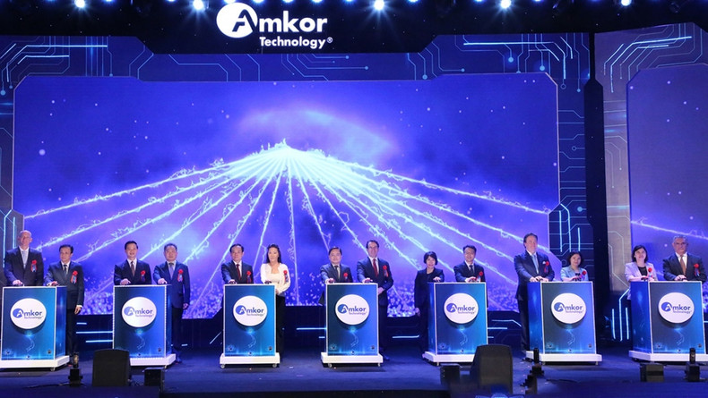Lors de la cérémonie d'inauguration de l'usine Amkor Technology Vietnam dans le parc industriel de Yên Phong II-C, province de Bac Ninh, qui est la plus moderne du monde et la plus grande usine de semi-conducteurs au Vietnam à ce jour. Photo : VOV. Lors de la cérémonie d'inauguration de l'usine Amkor Technology Vietnam dans le parc industriel de Yên Phong II-C, province de Bac Ninh, qui est la plus moderne du monde et la plus grande usine de semi-conducteurs au Vietnam à ce jour. Photo : VOV.
