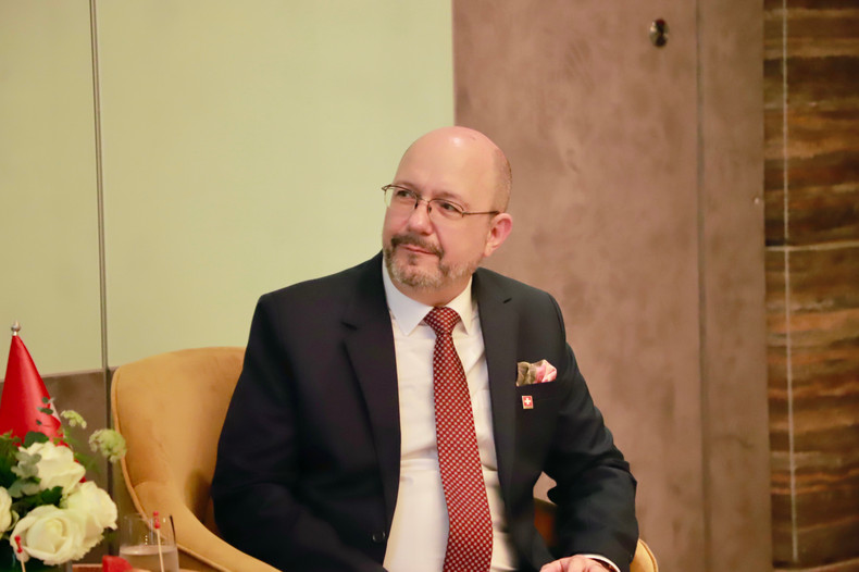 Comme le tourisme durable est l'une des orientations clés de la coopération vietnamo-suisse dans le secteur du tourisme, l'ambassadeur Thomas Gass a émis le souhait que le Vietnam et la Suisse unissent les efforts communs dans la promotion des partenariats publics-privés pour développer les destinations touristiques durables. Photo : toquoc.vn Comme le tourisme durable est l'une des orientations clés de la coopération vietnamo-suisse dans le secteur du tourisme, l'ambassadeur Thomas Gass a émis le souhait que le Vietnam et la Suisse unissent les efforts communs dans la promotion des partenariats publics-privés pour développer les destinations touristiques durables. Photo : toquoc.vn