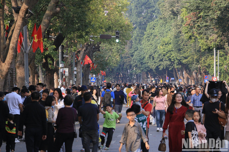 Les grandes places du centre-ville et les alentours du lac Hoàn Kiêm en particulier à Hanoï sont bondés de monde pendant les jours fériés. Les grandes places du centre-ville et les alentours du lac Hoàn Kiêm en particulier à Hanoï sont bondés de monde pendant les jours fériés.