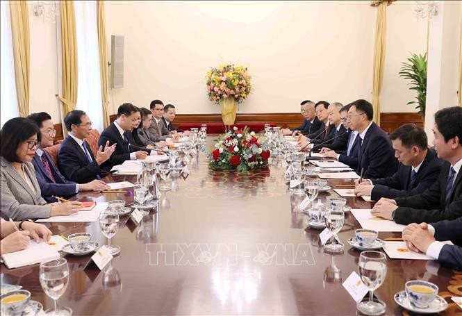 Entretien entre le vice-Premier ministre et ministre des Affaires étrangères Bui Thanh Son et le secrétaire du Comité du PCC de la région autonome Zhuang du Guangxi Liu Ning. Photo : VNA. Entretien entre le vice-Premier ministre et ministre des Affaires étrangères Bui Thanh Son et le secrétaire du Comité du PCC de la région autonome Zhuang du Guangxi Liu Ning. Photo : VNA.