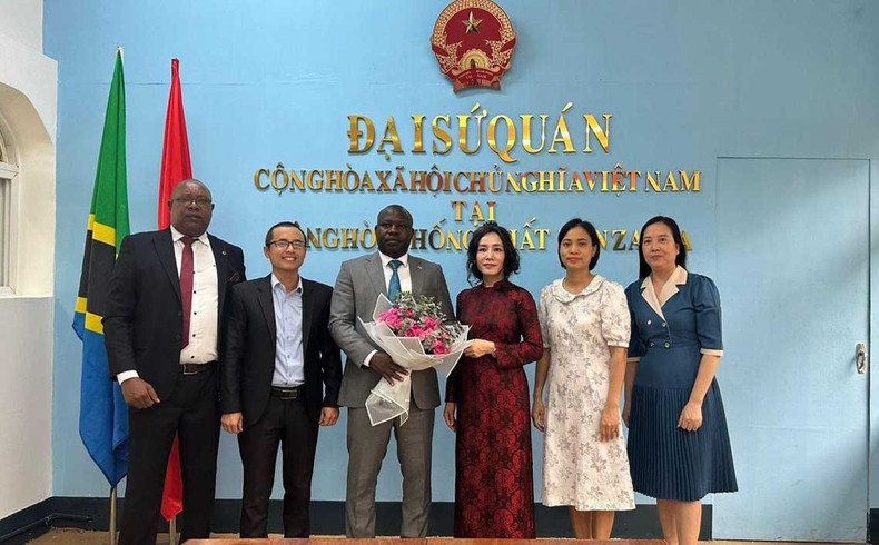 L'ambassadrice vietnamienne Vu Thanh Huyen s’est déclarée convaincue que Juvenal Sakubu, avec ses compétences et son expérience professionnelle, son prestige et son attachement au Vietnam, remplirait avec succès ses fonctions en tant que consul honoraire du Vietnam à Bujumbura, au Burundi, afin de contribuer au renforcement des relations d’amitié et de coopération multiforme entre les deux pays. Photo: baoquocte.vn. L'ambassadrice vietnamienne Vu Thanh Huyen s’est déclarée convaincue que Juvenal Sakubu, avec ses compétences et son expérience professionnelle, son prestige et son attachement au Vietnam, remplirait avec succès ses fonctions en tant que consul honoraire du Vietnam à Bujumbura, au Burundi, afin de contribuer au renforcement des relations d’amitié et de coopération multiforme entre les deux pays. Photo: baoquocte.vn.