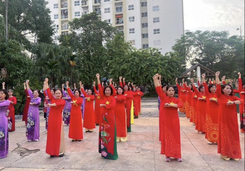 Placé sous les auspices de l’Union des femmes de la capitale, ce spectacle a eu lieu le 20 octobre dans tous les 579 communes, quartiers et bourgs de Hanoï, à l’occasion de la Journée des femmes vietnamiennes (20 octobre). Photo : thoidai.com.vn