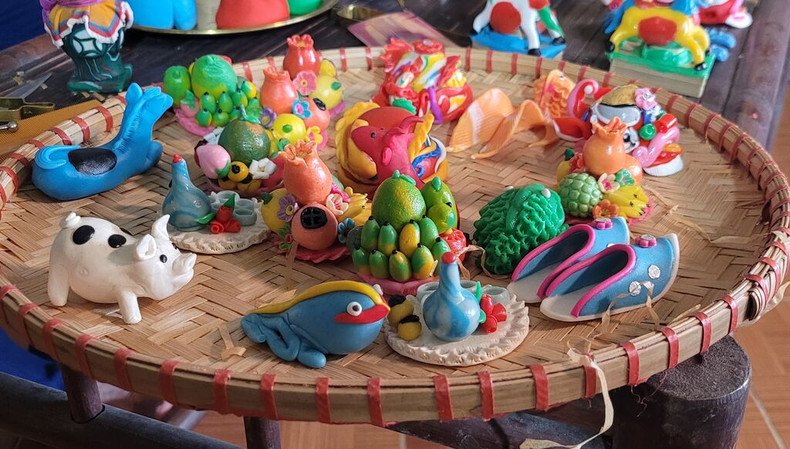 Figurines folkloriques fabriquées par l'artisan Dang Van Hâu. Photo: CVN. Figurines folkloriques fabriquées par l'artisan Dang Van Hâu. Photo: CVN.