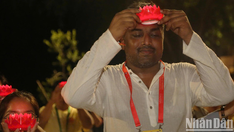 Des lanternes illuminées symbolisent la lumière de la sagesse dans le bouddhisme, guidant les gens sur le chemin de la bonté. Photo : The Anh/NDEL.