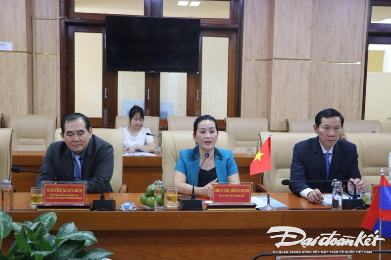 La secrétaire adjointe du Comité du Parti communiste du Vietnam de la province de Quang Ngai, Dinh Thi Hong Minh (au centre), a souligné l’importance de renforcer la coopération entre le Comité provincial du Front de la Patrie vietnamienne de Quang Ngai et le Comité provincial du Front laotien pour la construction nationale de Sékong tant en ampleur qu’en profondeur. Photo : daidoanket.vn.