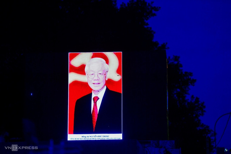 L'image du Secrétaire général Nguyên Phu Trong est apparue sur l'écran LED de la rue Nguyen Thi Minh Khai (arrondissement 1), dans la soirée du 22 juillet. L'image du Secrétaire général Nguyên Phu Trong est apparue sur l'écran LED de la rue Nguyen Thi Minh Khai (arrondissement 1), dans la soirée du 22 juillet.