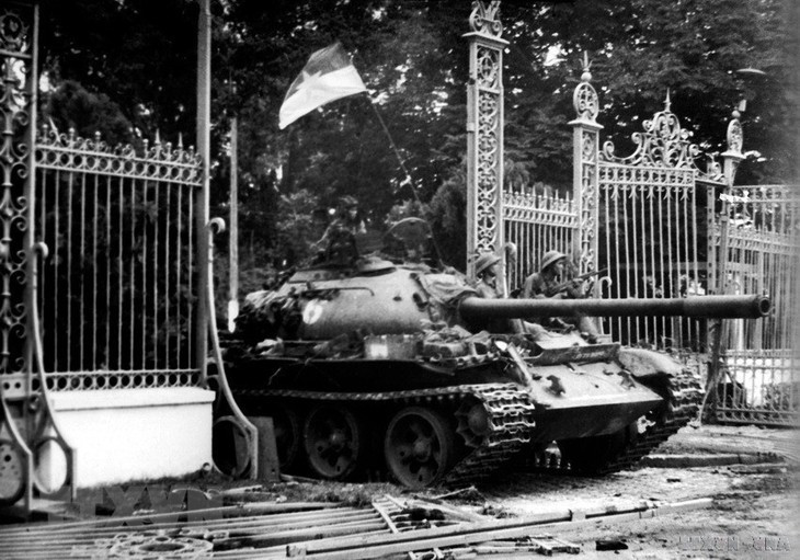 L’entrée d’un char de l'Armée de libération dans le Palais de l'Indépendance, le 30 avril 1975, symbolisant la chute du régime de Saigon. Photo : VNA. L’entrée d’un char de l'Armée de libération dans le Palais de l'Indépendance, le 30 avril 1975, symbolisant la chute du régime de Saigon. Photo : VNA.