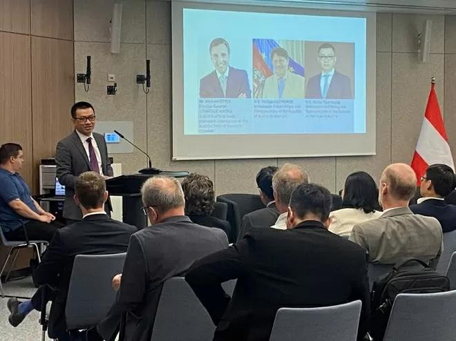 Selon l’ambassadeur vietnamien en Autriche, Vu Lê Thai Hoàng (au micro), le Vietnam est en train de s’imposer comme un marché à fort potentiel, avec des orientations claires et ambitieuses dans le développement des hautes technologies. Photo : VNA.