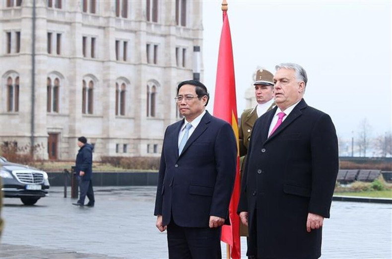 Le PM vietnamien Pham Minh Chinh (à gauche) lors de la cérémonie d’accueil officielle à Budapest, le 18 janvier. Photo : VNA.