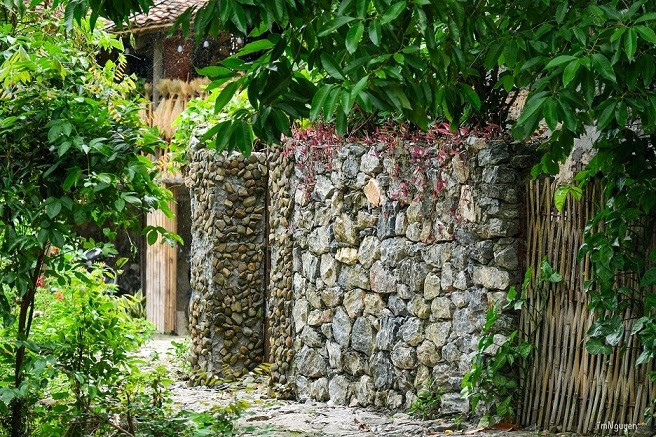 Le village de maisons en pierres de Khuôi Ky, reconnu par le ministère vietnamien de la Culture, des Sports et du Tourisme en tant que « village culturel traditionnel typique des minorités ethniques », en 2008. Ce village se trouve à environ 3 km de la cascade de Ban Giôc, au pied d’une montagne avec un petit ruisseau qui la traverse. Toutes les maisons sur pilotis, les clôtures et les granges du village sont construites en pierres, créant un paysage magnifique dans cette région frontalière isolée. Le village de maisons en pierres de Khuôi Ky, reconnu par le ministère vietnamien de la Culture, des Sports et du Tourisme en tant que « village culturel traditionnel typique des minorités ethniques », en 2008. Ce village se trouve à environ 3 km de la cascade de Ban Giôc, au pied d’une montagne avec un petit ruisseau qui la traverse. Toutes les maisons sur pilotis, les clôtures et les granges du village sont construites en pierres, créant un paysage magnifique dans cette région frontalière isolée.