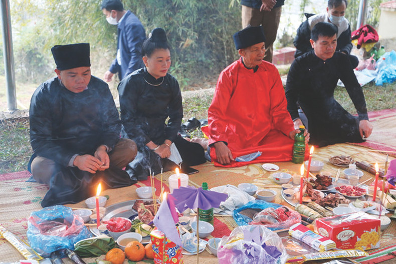 Le culte "Xên dông" est considéré comme une conversation entre les chamans et le génie de la forêt. Photo: VNA. Le culte "Xên dông" est considéré comme une conversation entre les chamans et le génie de la forêt. Photo: VNA.