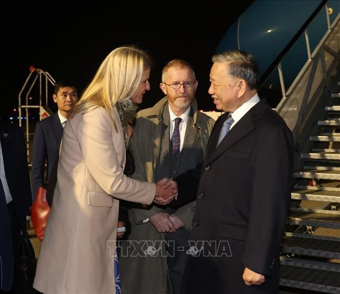 La ministre d'État irlandaise au ministère de l'Agriculture, de l'Alimentation et de la Marine, Pippa Hackett (à gauche), accueille le Secrétaire général du PCV et Président vietnamien, To Lam, à l'aéroport de Dublin. Photo : VNA.