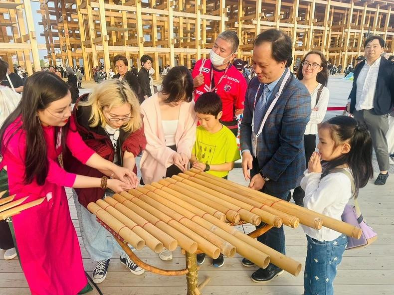 Ils peuvent également expérimenter la musique avec des instruments traditionnels vietnamiens tels que le đàn bầu (monocorde), le T'rung (xylophone en bambou), le K'long put (instrument composé d’une série de 2 à 12 tubes de bambou), la flûte de bambou, ou encore le tambour. Photo : ministère vietnamien de la Culture, des Sports et du Tourisme Ils peuvent également expérimenter la musique avec des instruments traditionnels vietnamiens tels que le đàn bầu (monocorde), le T'rung (xylophone en bambou), le K'long put (instrument composé d’une série de 2 à 12 tubes de bambou), la flûte de bambou, ou encore le tambour. Photo : ministère vietnamien de la Culture, des Sports et du Tourisme