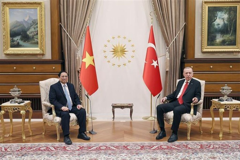 Le PM vietnamien, Pham Minh Chinh (à gauche) est reçu par le Président turc, Recep Tayyip Erdoğan, le 29 novembre à Ankara. Photo : VNA. Le PM vietnamien, Pham Minh Chinh (à gauche) est reçu par le Président turc, Recep Tayyip Erdoğan, le 29 novembre à Ankara. Photo : VNA.