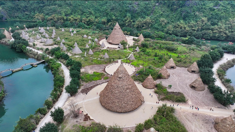 Selon le plan prévu, le défilé de mode « Hello Cosmo from Vietnam » aura lieu dans l’espace culturel de l’île de Khe Coc, qui fait partie du complexe du patrimoine mondial de Trang An, dans la province de Ninh Binh. Photo: VOV Selon le plan prévu, le défilé de mode « Hello Cosmo from Vietnam » aura lieu dans l’espace culturel de l’île de Khe Coc, qui fait partie du complexe du patrimoine mondial de Trang An, dans la province de Ninh Binh. Photo: VOV